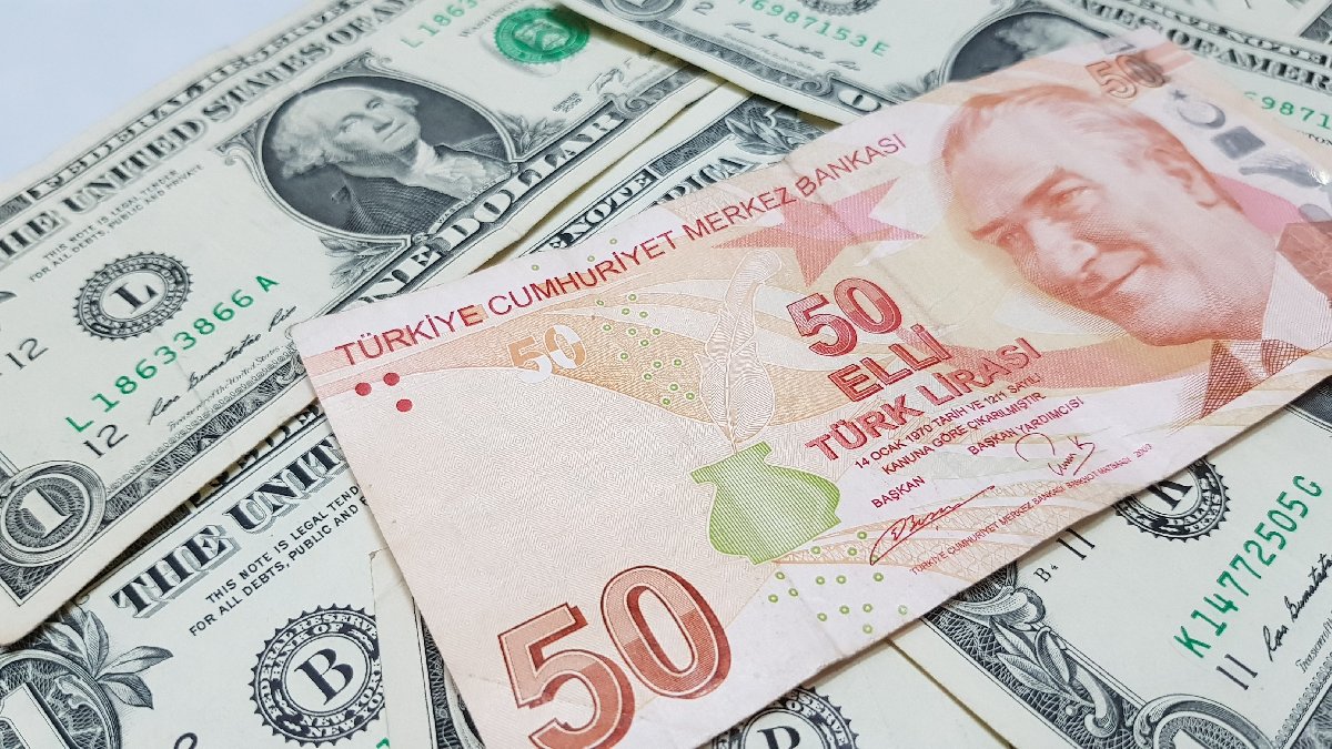 Saat 12:35 itibarıyla dolar/TL paritesi yüzde 0,74 primle 26,7344 TL seviyesinde işlem görürken, gün içi zirve seviye ise 26,7632. 