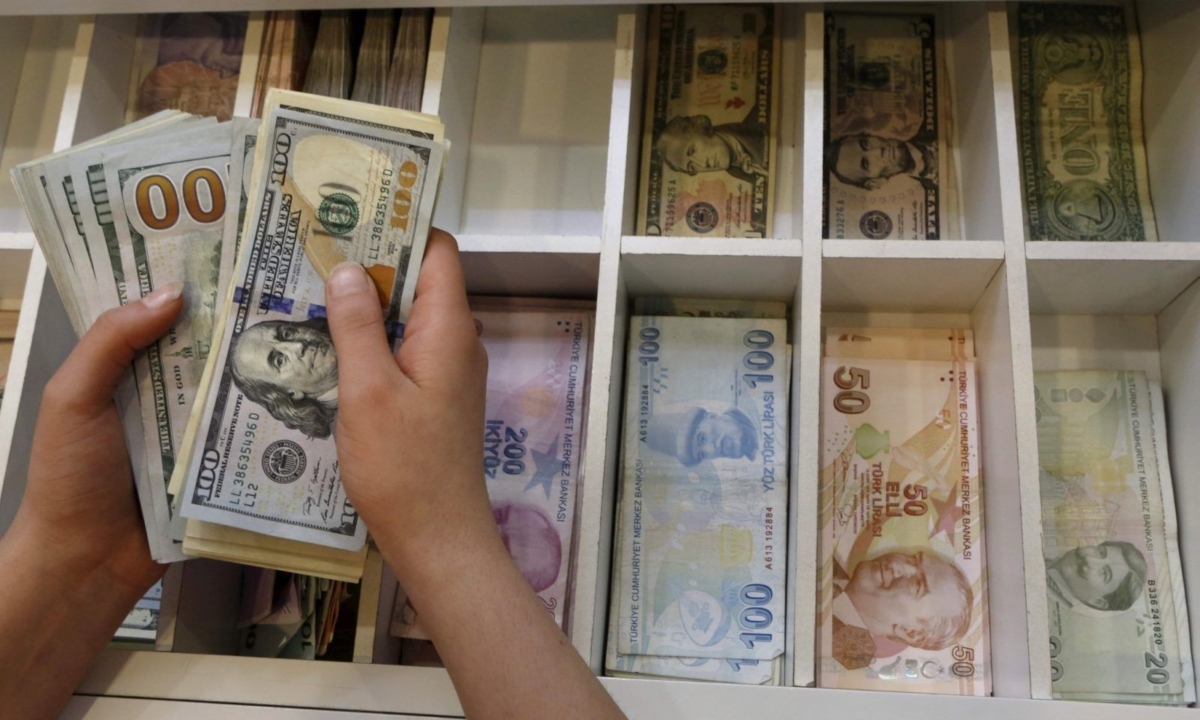Dolar, dünkü kapanış seviyesine yakın bir seviyede hareket ederken, uluslararası piyasalarda geçici yükseliş yaşadı.